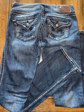 Silver Jeans McKenzie Women's Low-Rise Slim Boot Cut Jean Embellish Back Pockets